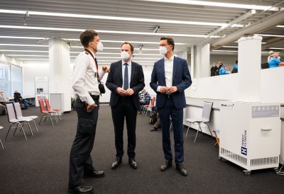Ministerpräsident Wüst besucht Impfzentrum in Düsseldorf und stellt neue Kampagne der Landesregierung zur Booster-Impfung vor