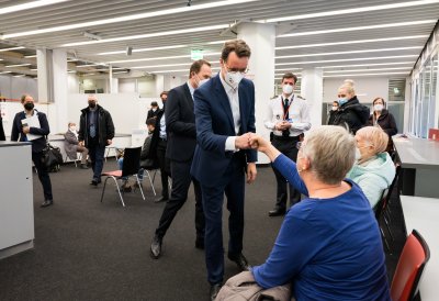 Ministerpräsident Wüst besucht Impfzentrum in Düsseldorf und stellt neue Kampagne der Landesregierung zur Booster-Impfung vor