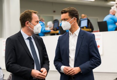 Ministerpräsident Wüst besucht Impfzentrum in Düsseldorf und stellt neue Kampagne der Landesregierung zur Booster-Impfung vor