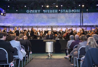 Ministerpräsidentin Hannelore Kraft begrüßt die Konzertgäste vor der Bühne