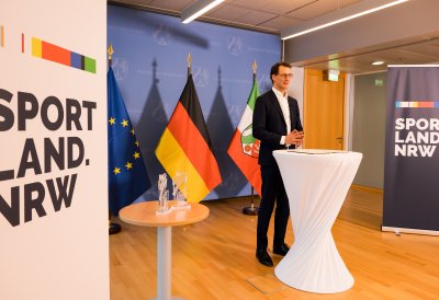 Ministerpräsident Hendrik Wüst am Stehpult