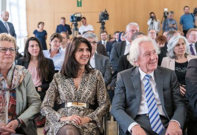 Ministerpräsident Laschet verleiht erste Mevlüde-Genç-Medaille an Duisburger Verein „Jungs e.V.“