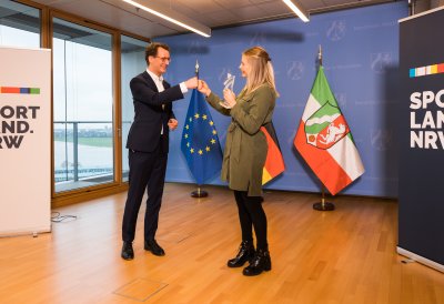 Ministerpräsident Hendrik Wüst verleiht den FELIX Champions-Award „Sportlerin des Jahres“ an Ringerin Aline Rotter-Focken