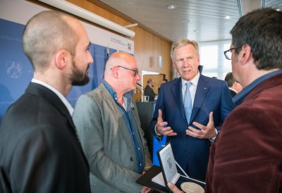 Ministerpräsident Laschet verleiht erste Mevlüde-Genç-Medaille an Duisburger Verein „Jungs e.V.“