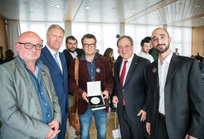 Ministerpräsident Laschet verleiht erste Mevlüde-Genç-Medaille an Duisburger Verein „Jungs e.V.“