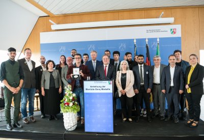 Ministerpräsident Laschet verleiht erste Mevlüde-Genç-Medaille an Duisburger Verein „Jungs e.V.“