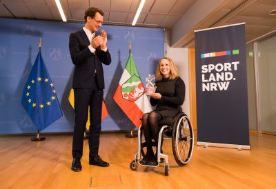 Ministerpräsident Hendrik Wüst verleiht den FELIX Champions-Award „Para Sportlerin des Jahres“ an Paralympics-Handbikerin Annika Zeyen