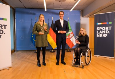 Ministerpräsident Hendrik Wüst mit den Preisträgerinnen der FELIX Champions-Awards 2021, Athletinnen Aline Rotter-Focken und Annika Zeyen