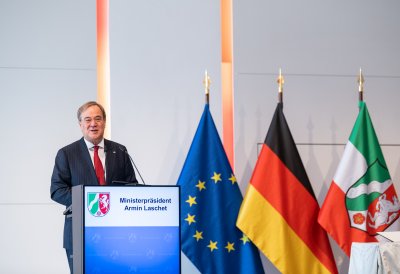 Ministerpräsident Armin Laschet zeichnet 13 Bürgerinnen und Bürger mit dem Verdienstorden des Landes Nordrhein-Westfalen aus