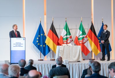 Ministerpräsident Armin Laschet zeichnet 13 Bürgerinnen und Bürger mit dem Verdienstorden des Landes Nordrhein-Westfalen aus