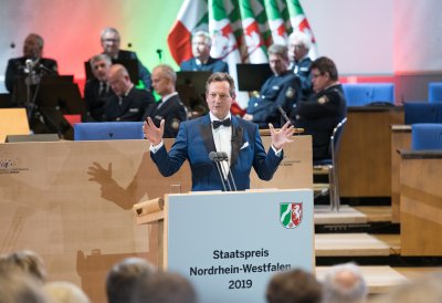 Ministerpräsident Armin Laschet verleiht den Staatspreis 2019 an Prof. Klaus Töpfer