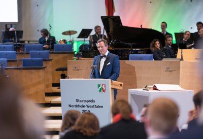 Ministerpräsident Armin Laschet verleiht den Staatspreis 2019 an Prof. Klaus Töpfer