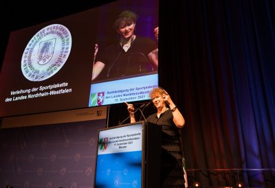 Staatssekretärin Andrea Milz überreicht Sportplakette des Landes Nordrhein-Westfalen