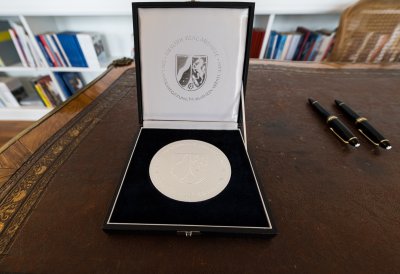 Gründerin des Begegnungs- und Fortbildungszentrums muslimischer Frauen e.V. Erika Theißen mit Mevlüde-Genç-Medaille des Landes Nordrhein-Westfalen geehrt