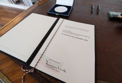 Gründerin des Begegnungs- und Fortbildungszentrums muslimischer Frauen e.V. Erika Theißen mit Mevlüde-Genç-Medaille des Landes Nordrhein-Westfalen geehrt