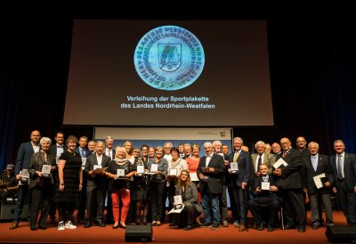 Staatssekretärin Andrea Milz überreicht Sportplakette des Landes Nordrhein-Westfalen