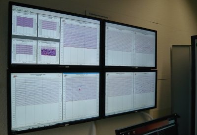 Das Foto zeigt Aktivitätsanzeigen des Alarmsystems an Bildschirmen.