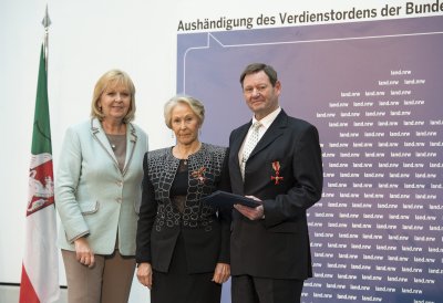 Ministerpräsidentin Hannelore Kraft überreicht Bundesverdienstorden an 16 Bürgerinnen und Bürger aus Nordrhein-Westfalen