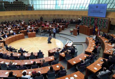 Das Foto zeigt das Plenum des Landtags NRW bei der Einbürgerungsfeier. Ministerpräsidentin Kraft hält am Pult eine Rede.