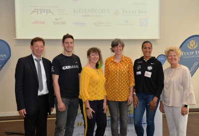 Staatssekretärin Andrea Milz beim Startschuss der Fecht-EM mit 5 weiteren Personen.