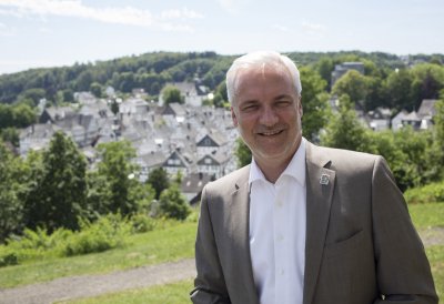 Wirtschaftsminister Garrelt Duin unterwegs auf der Tourismustour 2015. Im Hintergrund ist Freudenberg zu erkennen.