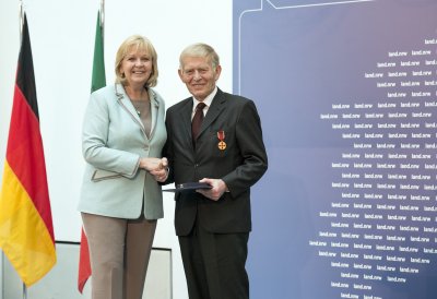 Ministerpräsidentin Hannelore Kraft überreicht Bundesverdienstorden an 16 Bürgerinnen und Bürger aus Nordrhein-Westfalen