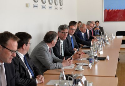 Ministerpräsident Armin Laschet trifft die vom Diesel-Verbot betroffenen Kommunen