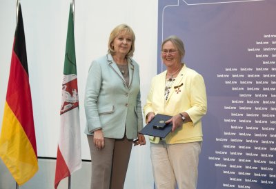 Ministerpräsidentin Hannelore Kraft überreicht Bundesverdienstorden an 16 Bürgerinnen und Bürger aus Nordrhein-Westfalen
