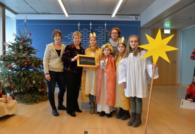 Stellvertetende Ministerpräsidentin Sylvia Löhrmann empfängt 55 Sternsingerinnen und Sternsinger aus NRW