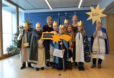 Stellvertetende Ministerpräsidentin Sylvia Löhrmann empfängt 55 Sternsingerinnen und Sternsinger aus NRW