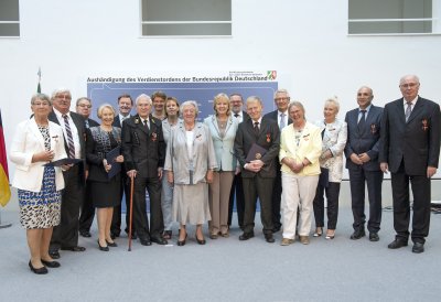 Ministerpräsidentin Hannelore Kraft überreicht Bundesverdienstorden an 16 Bürgerinnen und Bürger aus Nordrhein-Westfalen