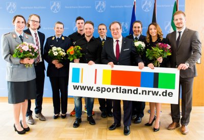 Gruppenbild mit MInisterpräsident Armin Laschet und den olympischen Teilnehmern.