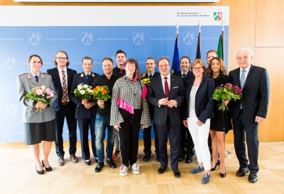 Gruppenbild mit MInisterpräsident Armin Laschet und den olympischen Teilnehmern.
