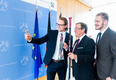 Ministerpräsident Armin Laschet und Regierungssprecher Christian Wiermer bei Fotoaufnahmen.