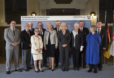 Gruppenfoto mit allen ausgezeichneten Personen und der Ministerpräsidentin