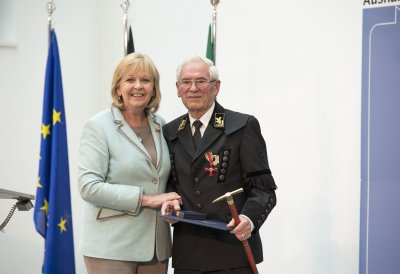 Ministerpräsidentin Hannelore Kraft überreicht Bundesverdienstorden an 16 Bürgerinnen und Bürger aus Nordrhein-Westfalen