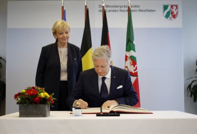 König Philippe beim Eintrag in das Gästebuch der Landesregierung