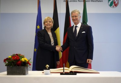 Seine Majestät Philippe, König der Belgier, beim Eintrag in das Gästebuch der Landesregierung