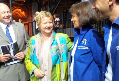 Das Foto zeigt Schulministerin Löhrmann mit Lehrerinnen und Lehrern der Gesamtschule bei der Preisverleihung in Berlin.