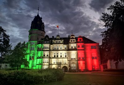 Nordrhein-Westfalen leuchtet: Zum 74. Landesgeburtstag erstrahlen historische Bauwerke in den Landesfarben