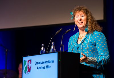Staatssekretärin Andrea Milz steht am Rednerpult.