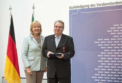 Ministerpräsidentin Hannelore Kraft überreicht Bundesverdienstorden an 16 Bürgerinnen und Bürger aus Nordrhein-Westfalen