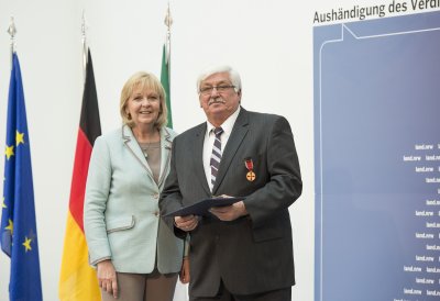 Ministerpräsidentin Hannelore Kraft überreicht Bundesverdienstorden an 16 Bürgerinnen und Bürger aus Nordrhein-Westfalen