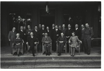 Das Bild zeigt das erste Kabinett des ersten NRW-Ministerpräsidentin Amelunxen