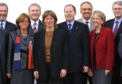 Das Bild zeigt das Kabinett von Ministerpräsident Peer Steinbrück.