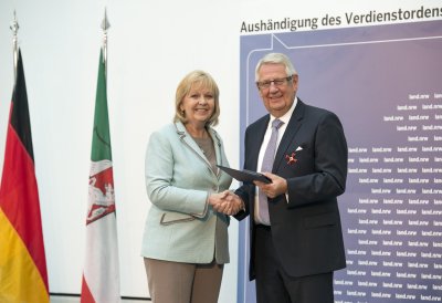 Ministerpräsidentin Hannelore Kraft überreicht Bundesverdienstorden an 16 Bürgerinnen und Bürger aus Nordrhein-Westfalen