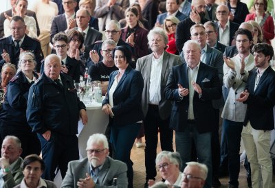 Applaudierendes, stehendes Publikum