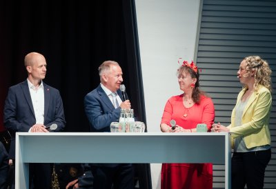 Staatssekretärin Milz bei einer Podiumsdiskussion mit 3 weiteren Personen