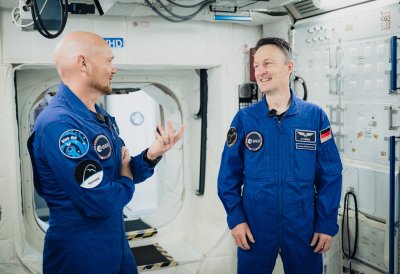 Zwei Astronauten unterhalten sich in einer Raumfahrtkapsel