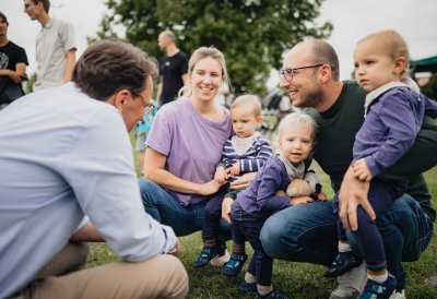 Ministerpräsident Wüst trifft Ehrenpatenkinder im Bubenheimer Spieleland in Nörvenich